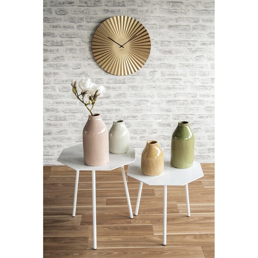 Lina Wanduhr Gold von Karlsson – modernes Design mit elegantem Relief