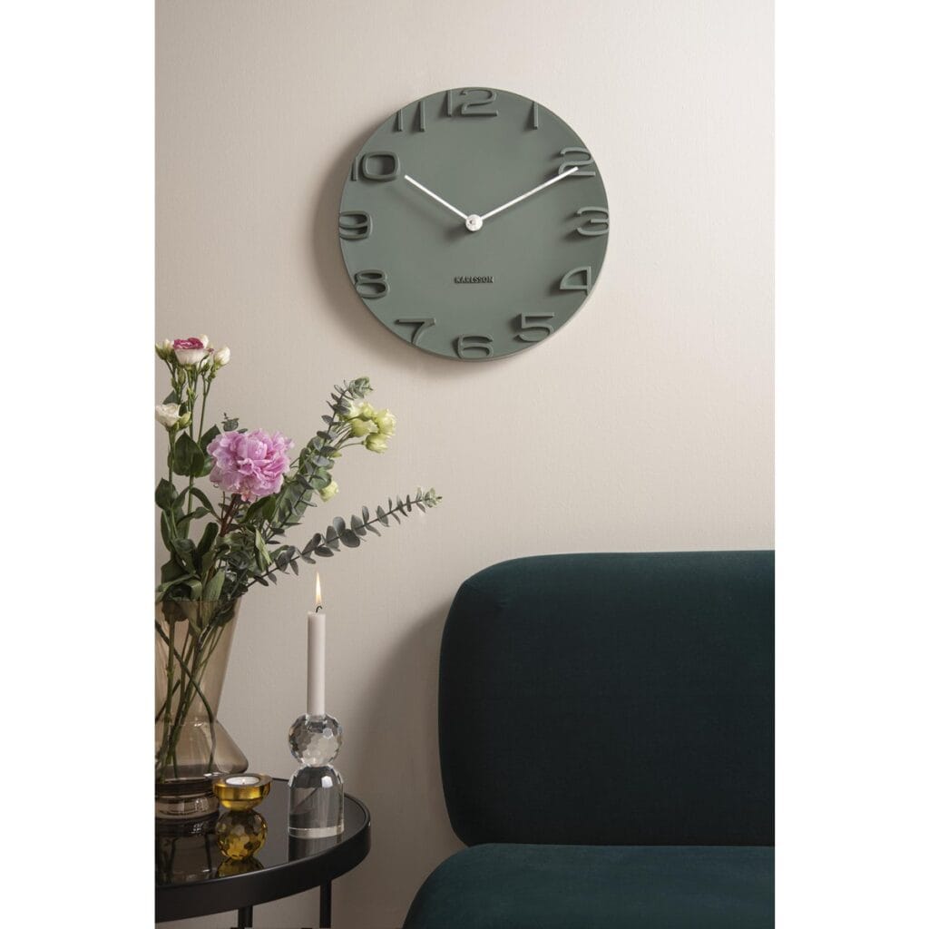 Liva Wanduhr Grün von Karlsson – modernes Design mit schwarzem Zifferblatt und Chromzeigern