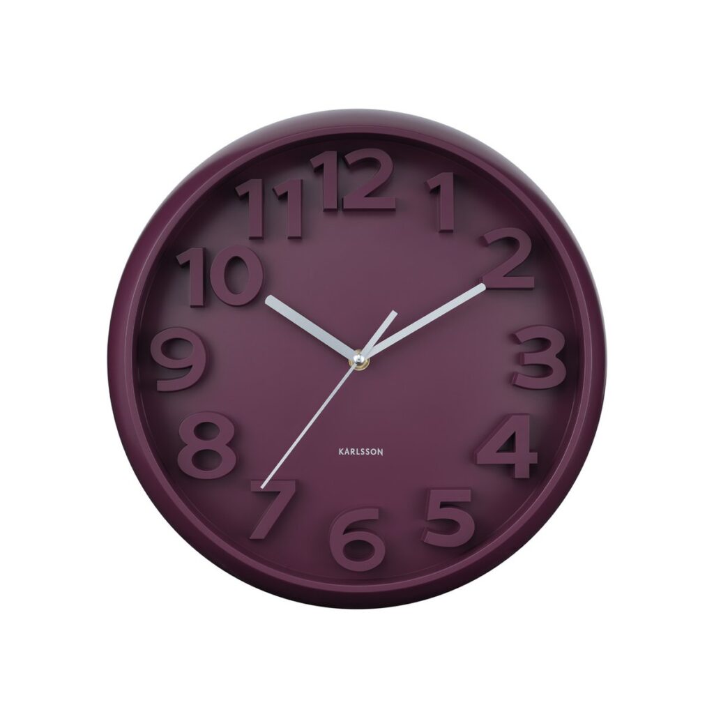 Berry Wanduhr Dunkelviolett von Karlsson mit erhöhten klassischen Zahlen
