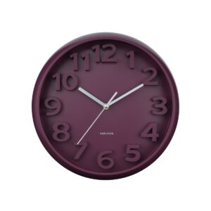 Berry Wanduhr Dunkelviolett von Karlsson mit erhöhten klassischen Zahlen